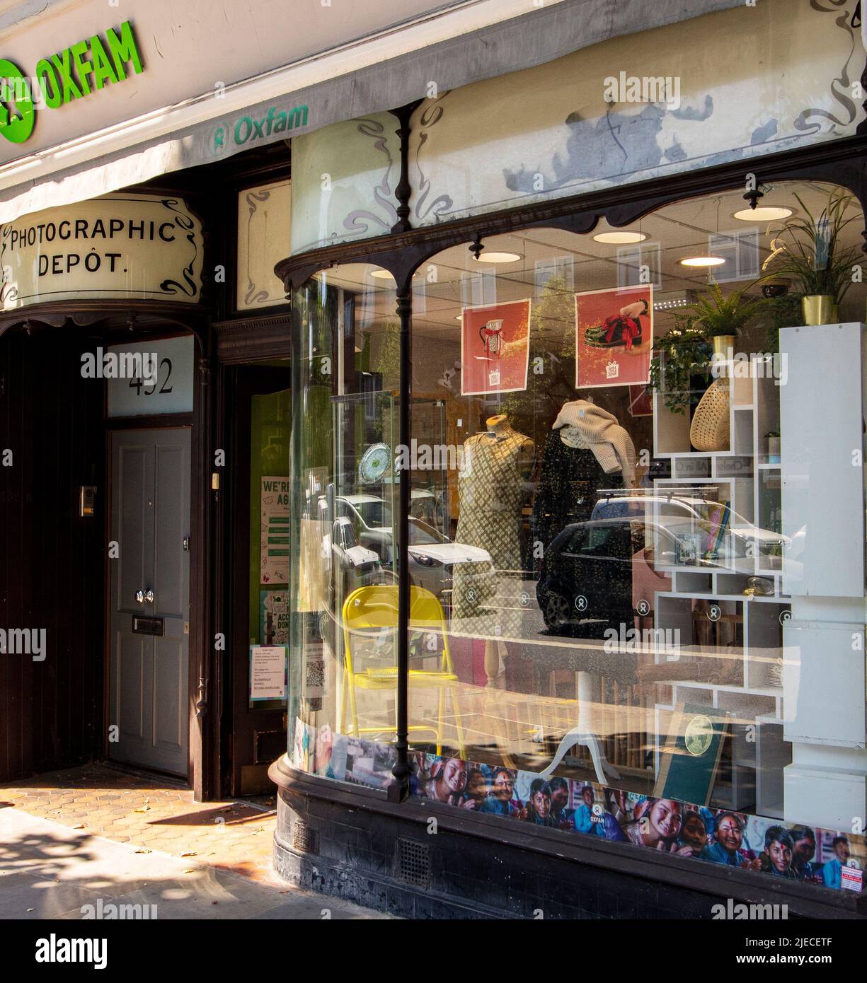 The King's Road, Londres, Reino Unido; una calle de tiendas de moda que muestra la tienda de Oxfam que aparece en The Amazing Story of Us Foto de stock