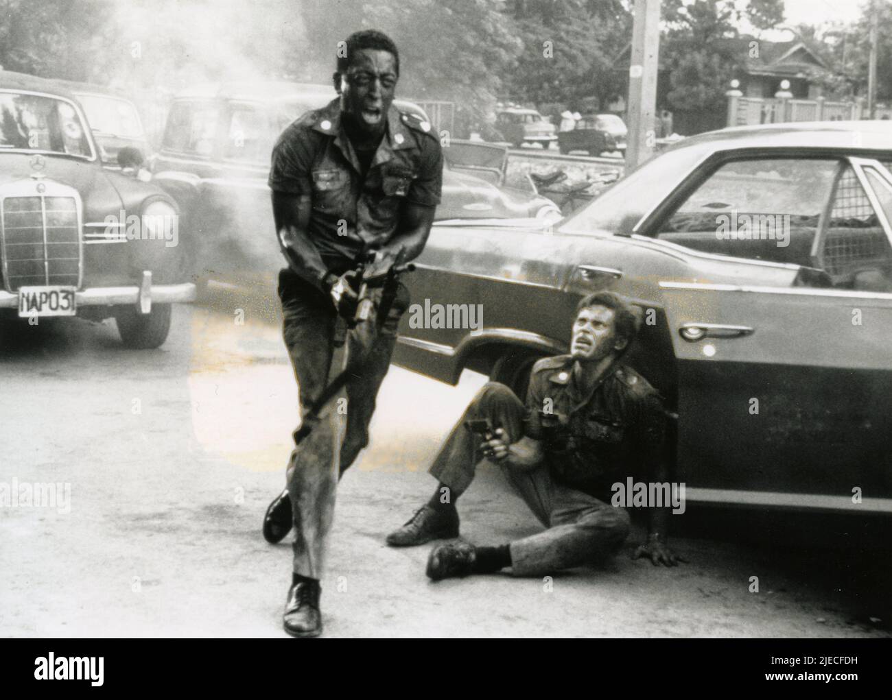 Los actores americanos Gregory Hines y Willem Dafoe en la película Off