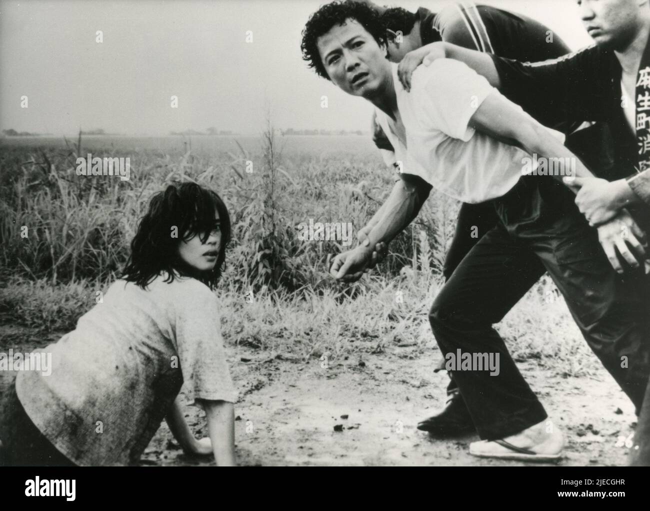 El actor japonés Jimpachi Nezu y la actriz Miyako Yamaguchi en la película A Farewell to the Land, Japón 1982 Foto de stock