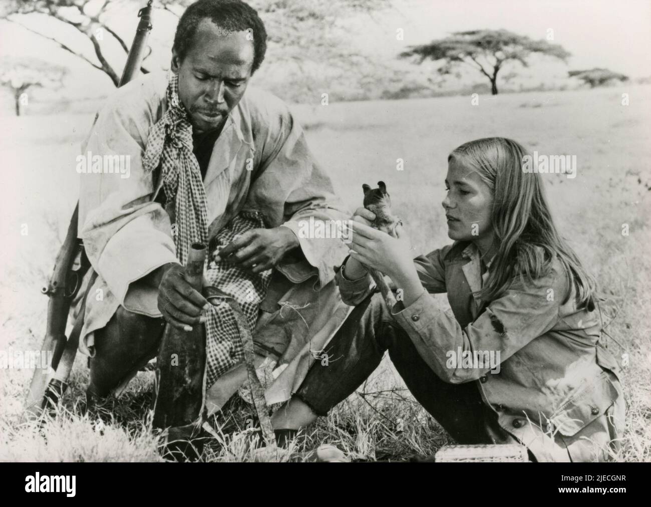 El actor estadounidense Louis Grosset Jr. Y la actriz Margaret Brooks en la película The Bushbaby, Reino Unido 1969 Foto de stock