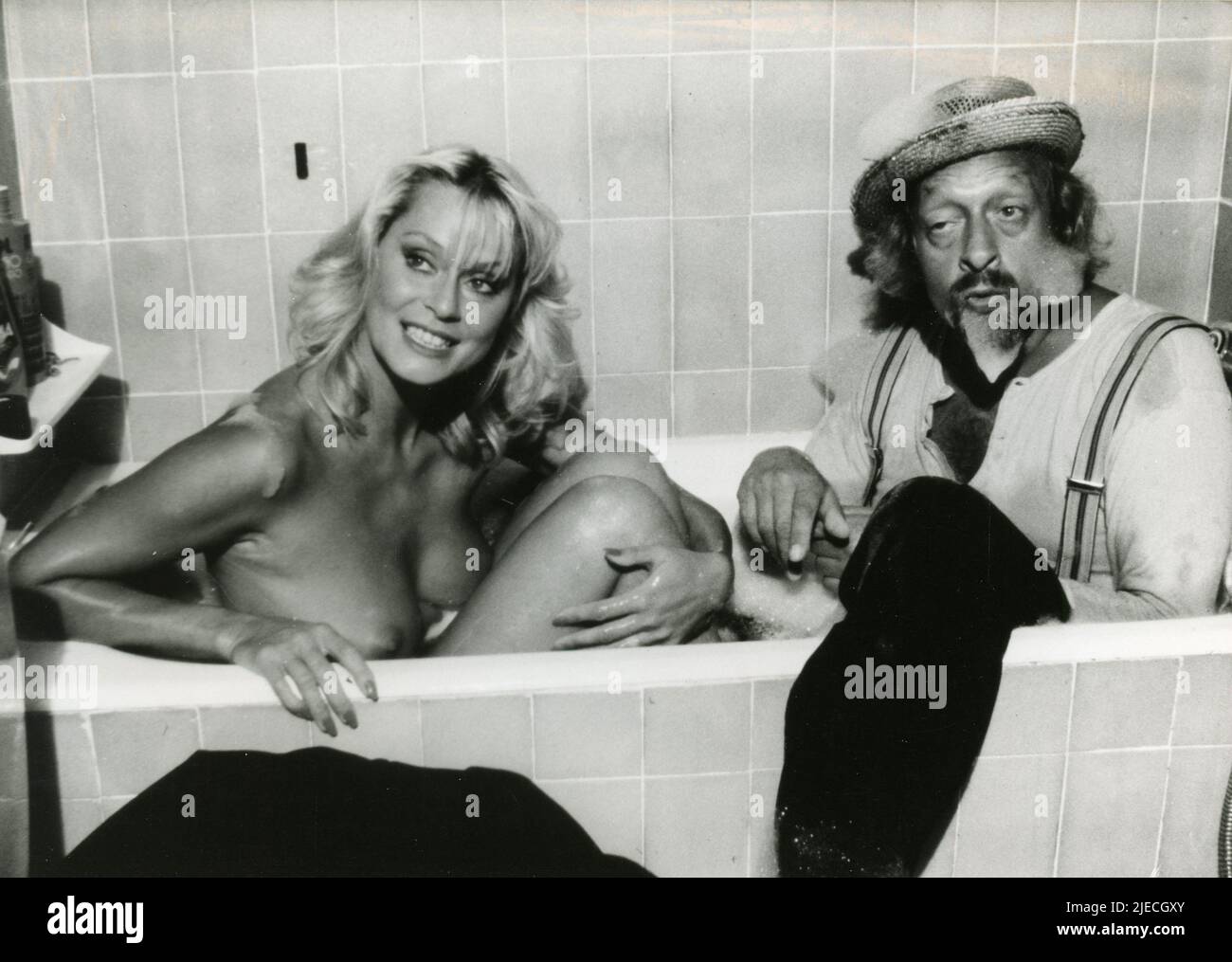El cantante y actor alemán Karl Dall y la actriz Bea Fiedler en la película Sunshine Reggae en Ibiza, Alemania 1983 Foto de stock
