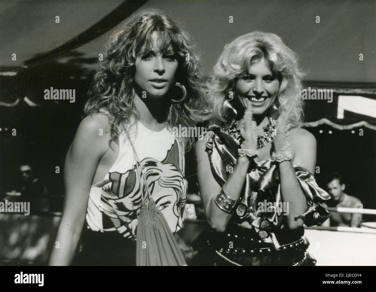 las actrices alemanas Olivia Pascal e Isa Haller en la película Sunshine Reggae en Ibiza, Alemania 1983 Foto de stock