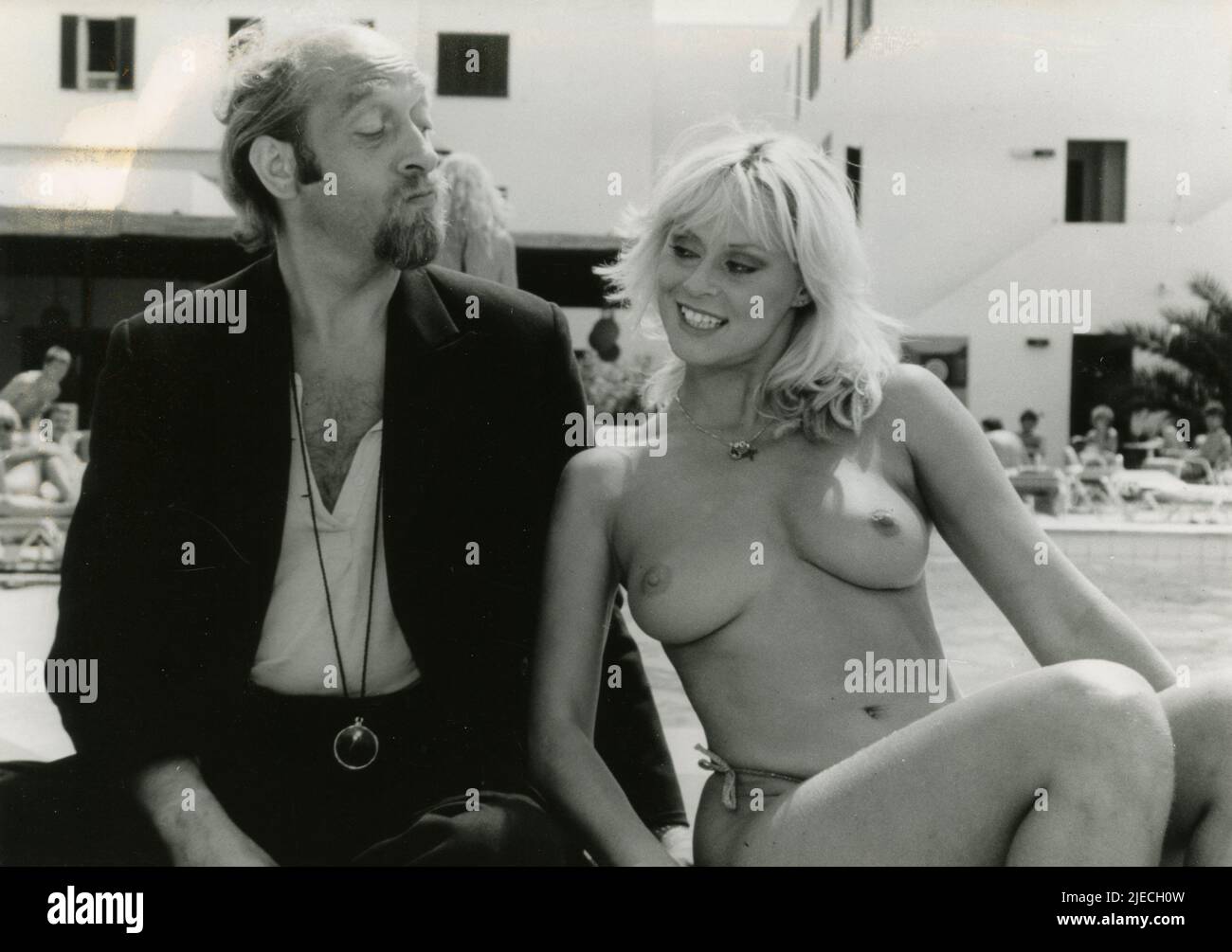 El cantante y actor alemán Karl Dall y la actriz Bea Fiedler en la película Sunshine Reggae en Ibiza, Alemania 1983 Foto de stock