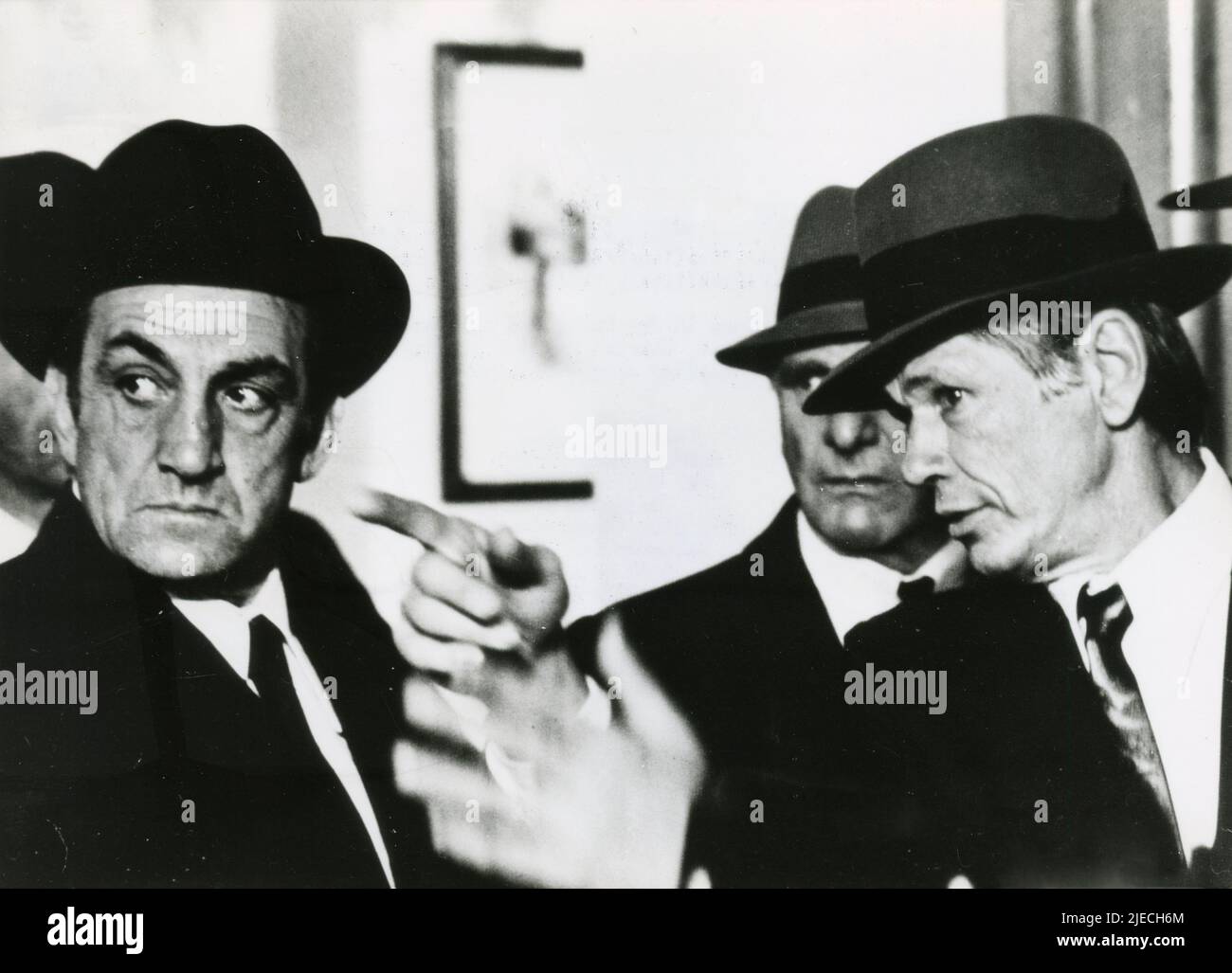 El actor italiano Lino Ventura y el actor estadounidense Charles Bronson en la película The Valachi Papers, F/I 1972 Foto de stock