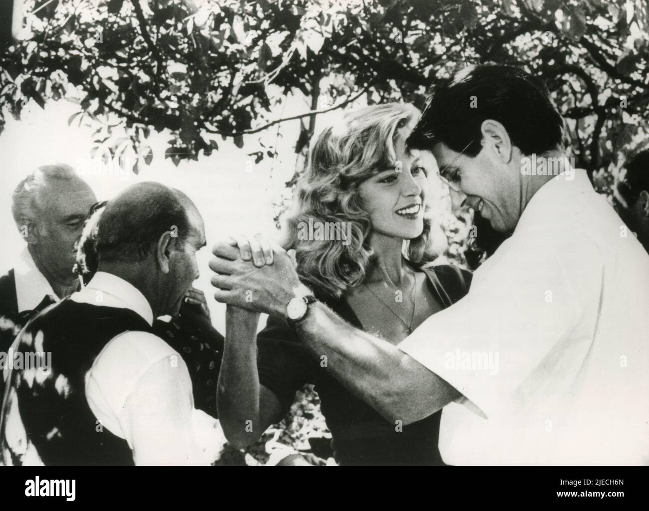 El actor estadounidense Peter Coyote y la actriz italiana Greta Scacchi en La película Un hombre enamorado, Italia 1987 Foto de stock
