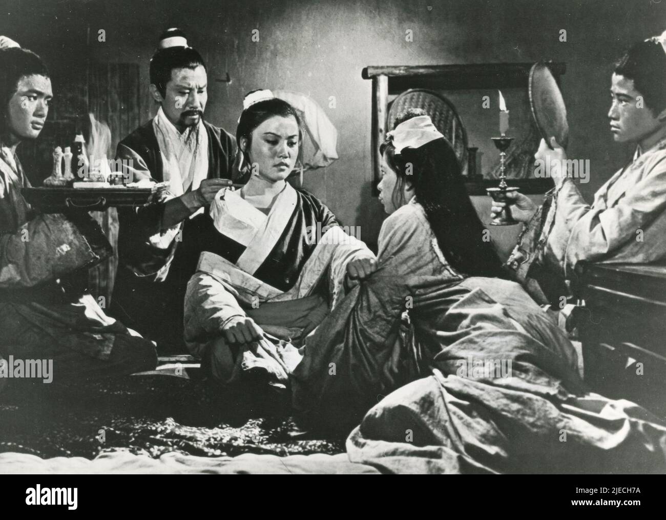 El actor chino Chien Tsao y la actriz Lingfeng Shangguan en la película Dragon Inn, Taiwán 1967 Foto de stock