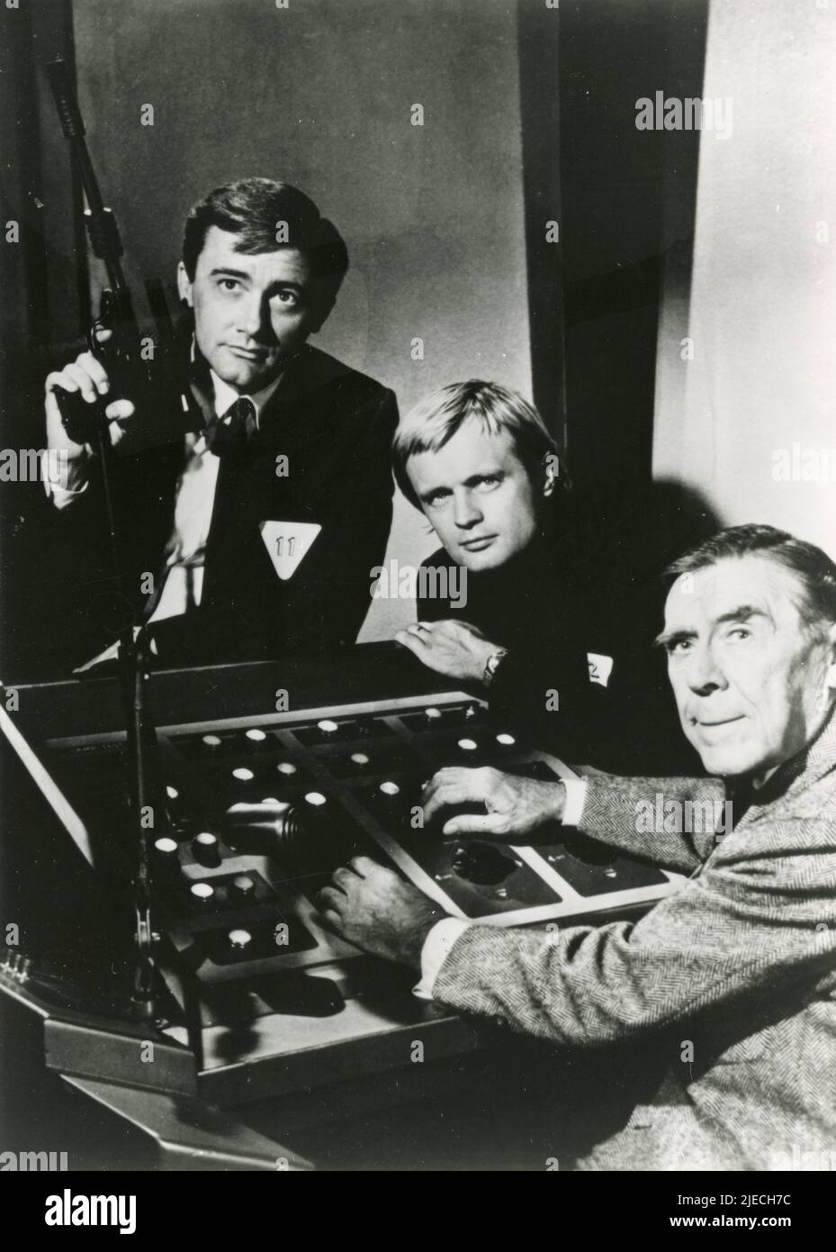 Actores Robert Vaughn, David McCallum, y Leo G. Carroll en la película One of Our Spies Is Missing, USA 1966 Foto de stock
