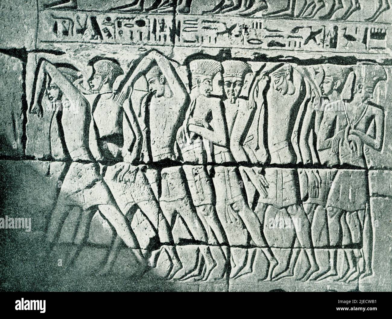 Esta imagen de 1908 muestra a la gente representativa de la costa asiática (filisteos) como prisioneros del rey Ramsés III Un relieve de pared en un templo en Medinet Habu (Tebas antiguas). Medinet Habu es el templo mortuorio del faraón egipcio de la Dinastía 20th Ramsés III (c. 1150 a.C.) en la Ribera Occidental de los Tebas antiguos (Luxor actual). Foto de stock