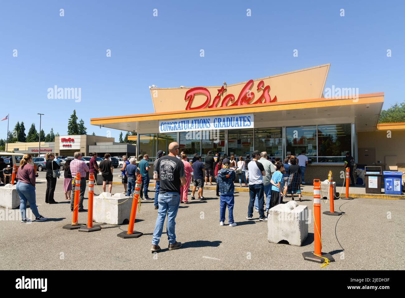 Edmonds, WA, EE.UU. - 24 de junio de 2022; los clientes hacen cola en un restaurante Dicks's Drive en Edmonds Washington debido a la escasez de personal tras covid Foto de stock