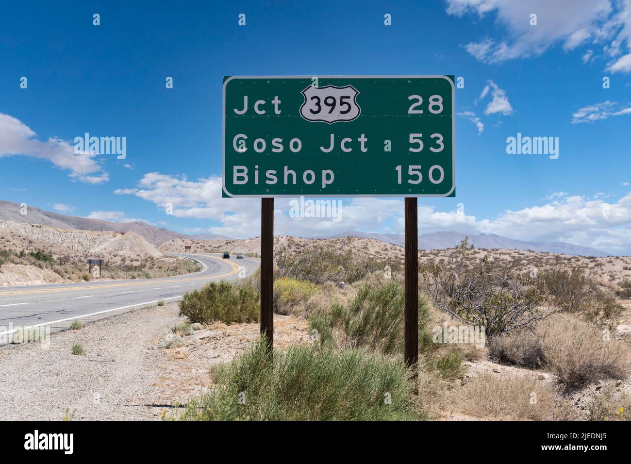 Ruta 395 a la señal de la autopista Bishop en la Ruta 14 cerca de Mojave y Lone Pine en el sur de California. Foto de stock
