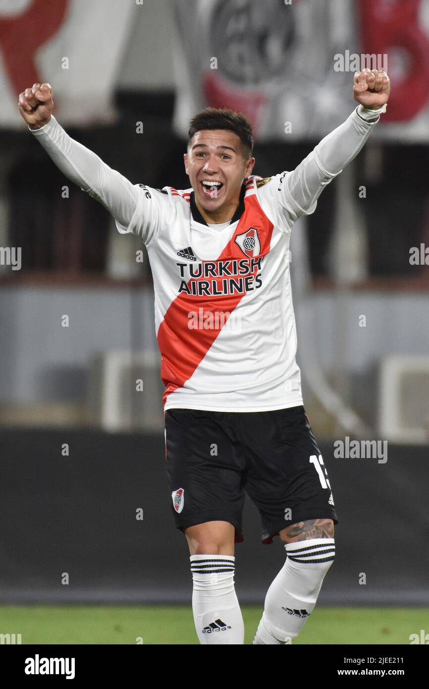 Enzo Fernández celebra un gol de River Plate durante un partido de Copa Libertadores entre River y Colo Colo en el Estadio Monumental. Foto de stock