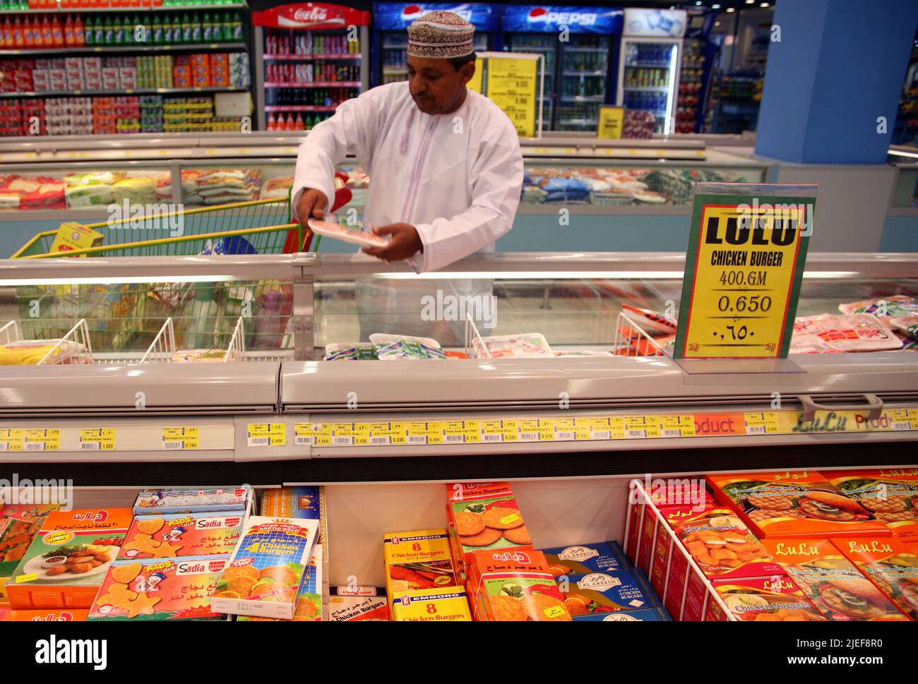 Omani hombre de compras en el supermercado Lulu, Muscat Foto de stock