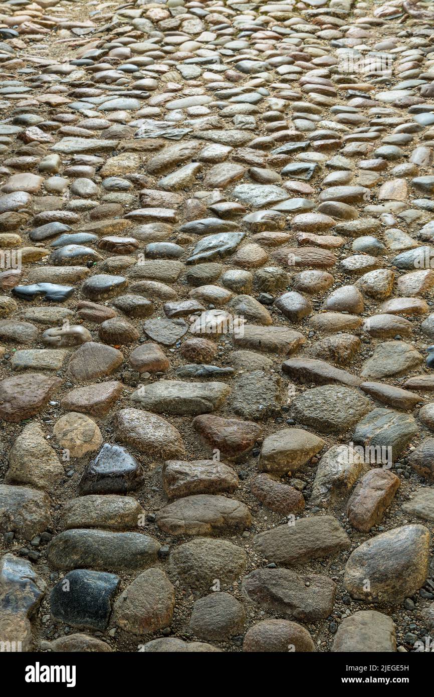 Pavimento antiguo en piedra y tierra iluminada por una luz de pastoreo. Textura. Assens, Fyn, Dinamarca, Europa Foto de stock