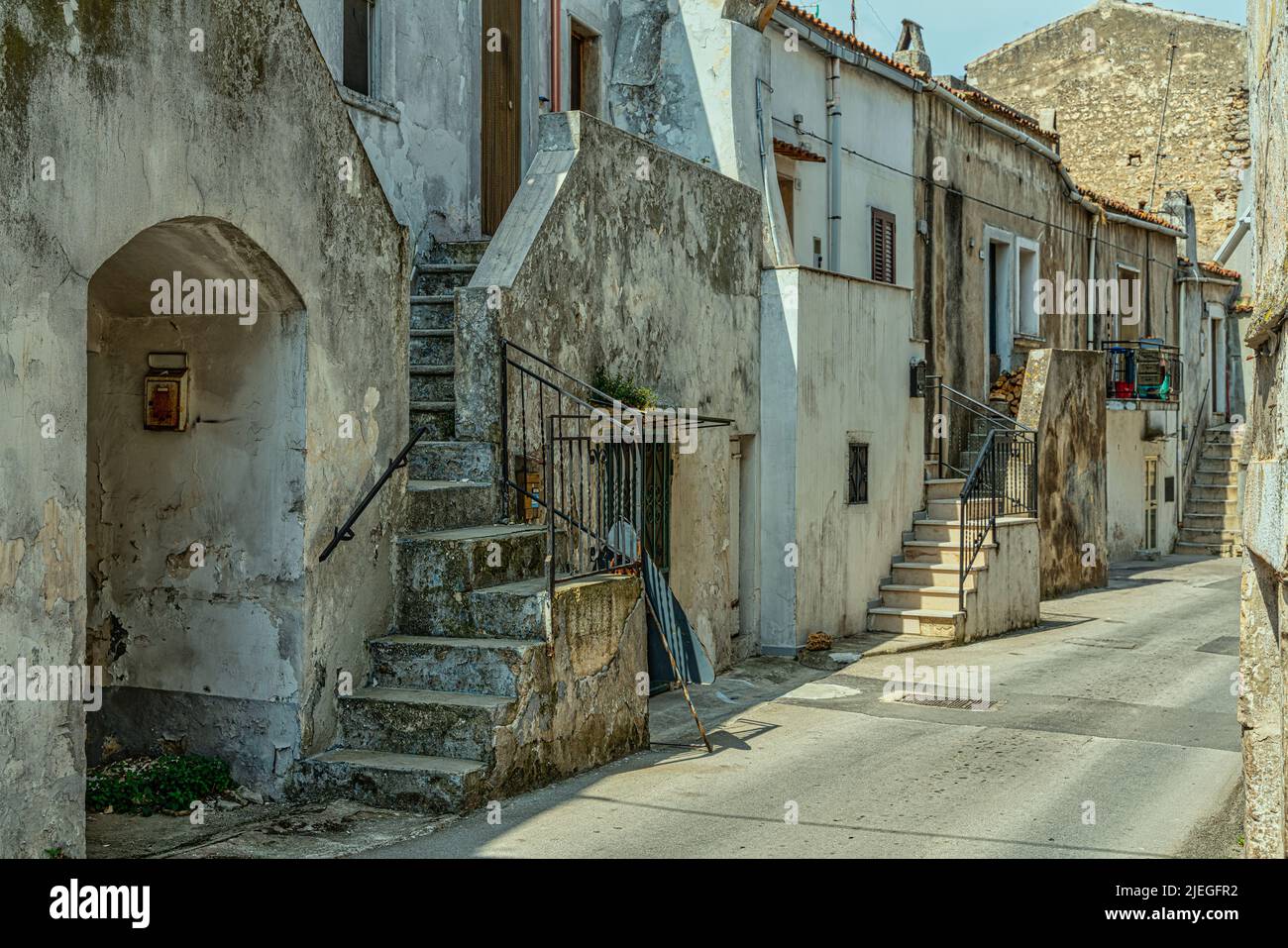 Característico callejón con escalones que conducen a las casas de un pueblo mediterráneo de Apulia. Vico del Gargano, provincia de Foggia, Puglia, Italia, Europa Foto de stock
