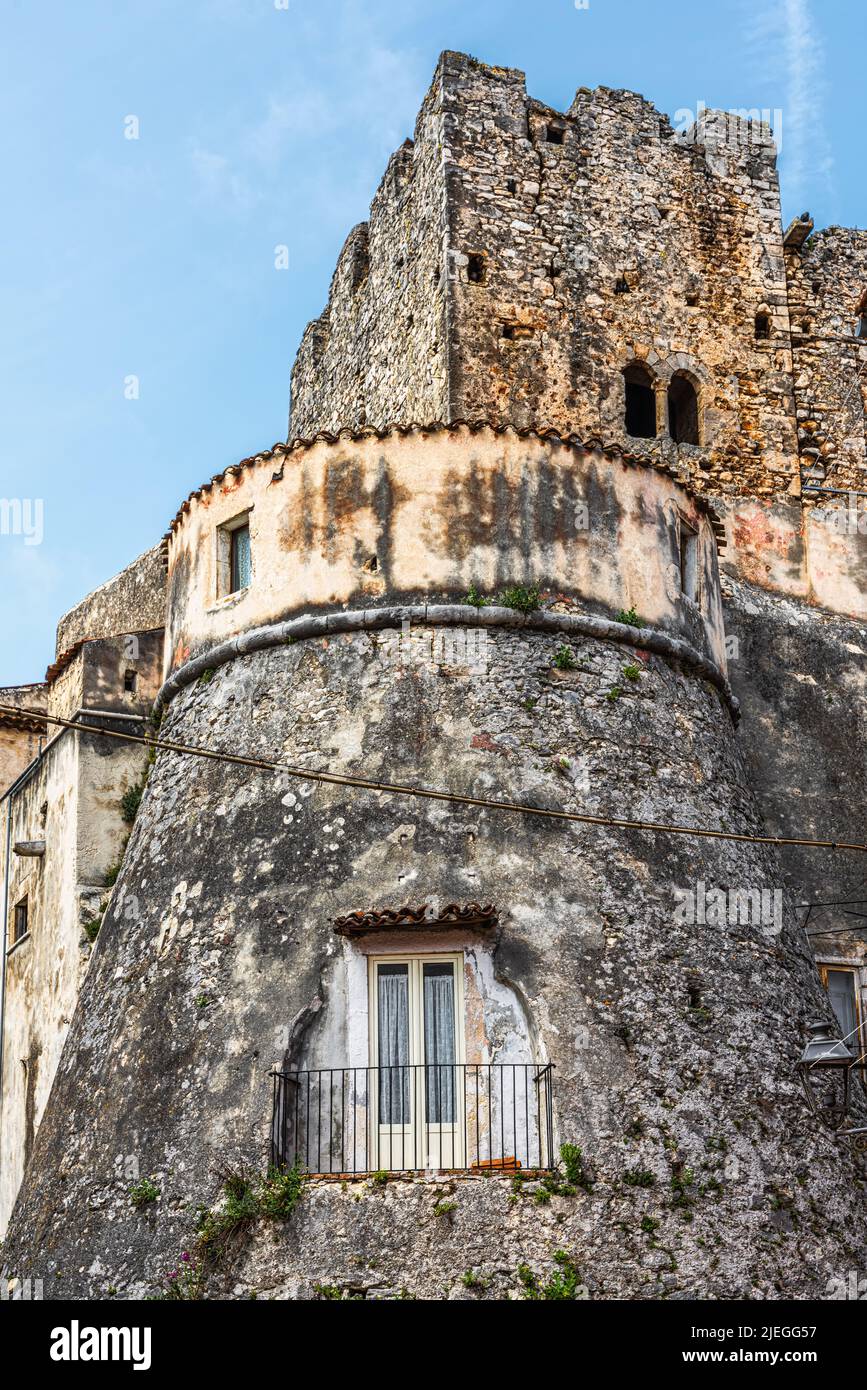 Torre del castillo NORMANDO-SVEVO de Vico del Gargano. Vico del Gargano, provincia de Foggia, Puglia, Italia, Europa Foto de stock