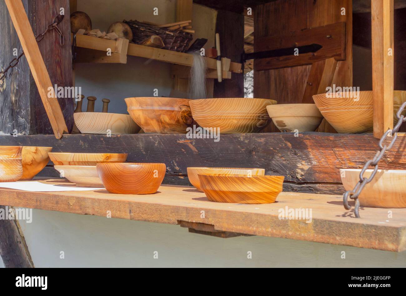 Paisaje medieval con algunos utensilios de madera Foto de stock