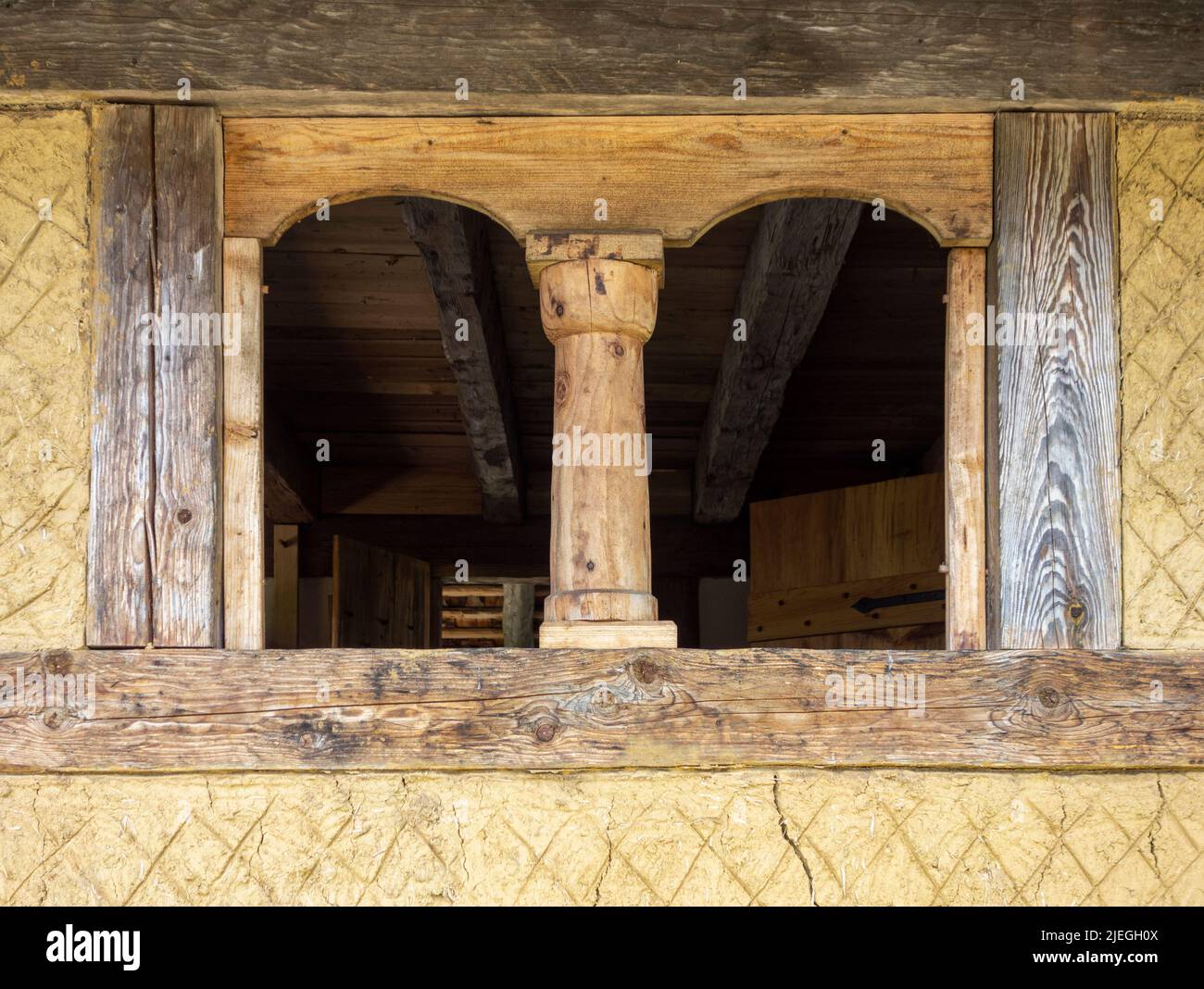 primer plano de una ventana de madera medieval Foto de stock