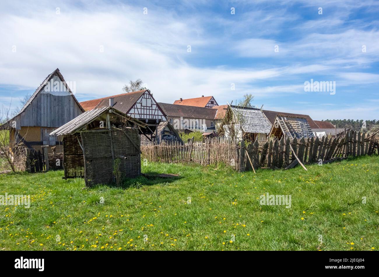 Paisaje de viviendas medievales en un ambiente soleado a principios de primavera Foto de stock