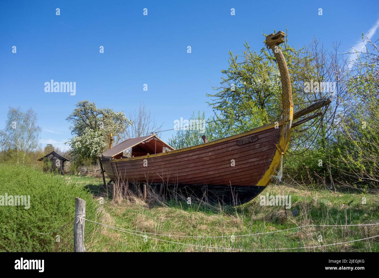 Longboat viking medieval en ambiente soleado a principios de la primavera Foto de stock