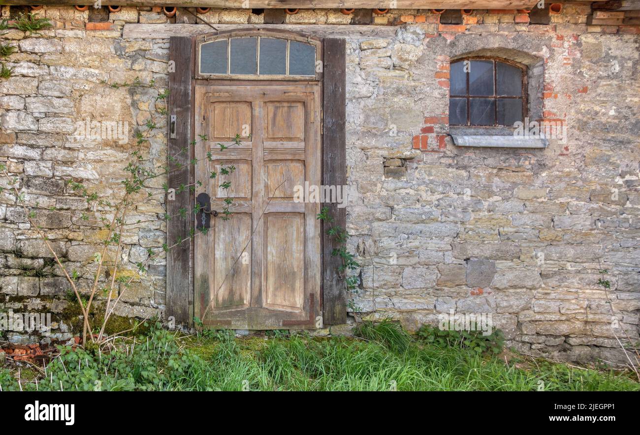 Fachada histórica de la casa con puerta de madera Foto de stock