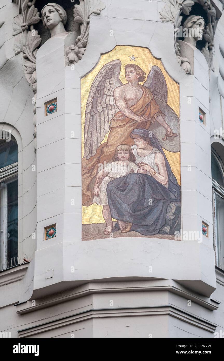 Budapest, Hungría. Arte religioso Detalle arquitectónico en la esquina de Hercegprimas utca y Jozsef Attila utca Foto de stock