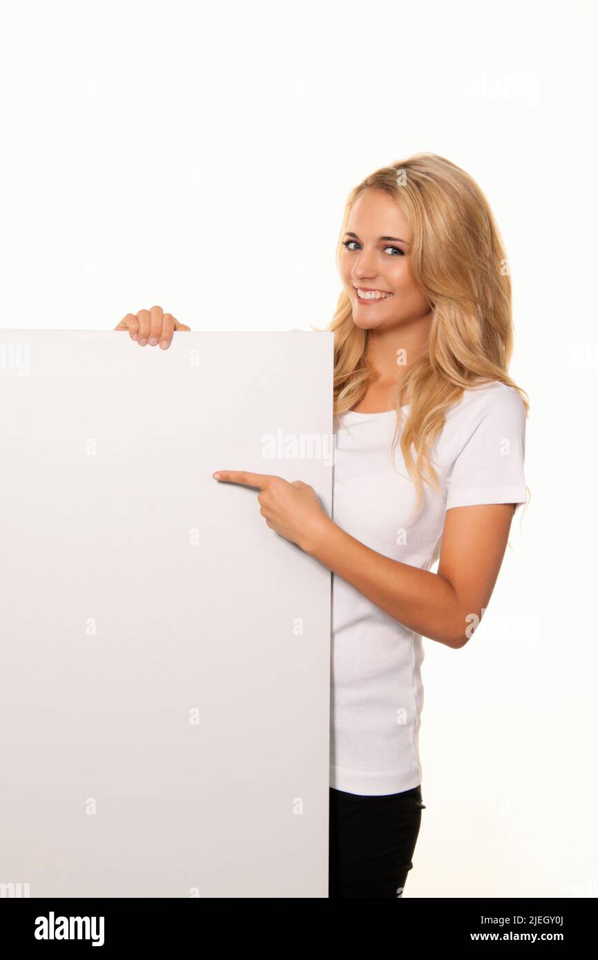 Junge blonde Frau mit leerem Poster für Werbetexte, 25, 30, Jahre, Foto de stock