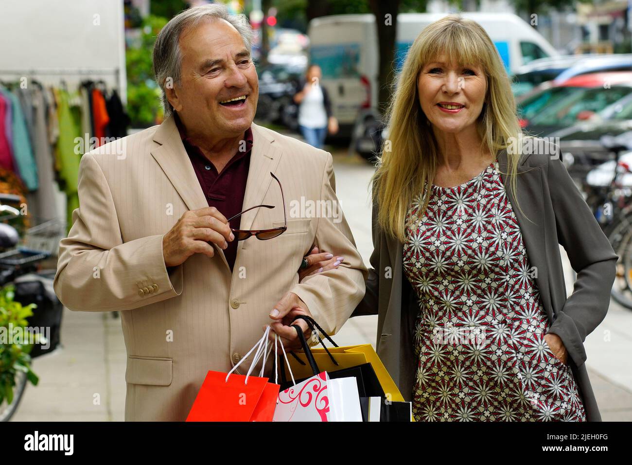 Senior mit junger Frau beim Shoppen, rubia, rubia, Blondine, 45, 50, 65, Jahre Foto de stock