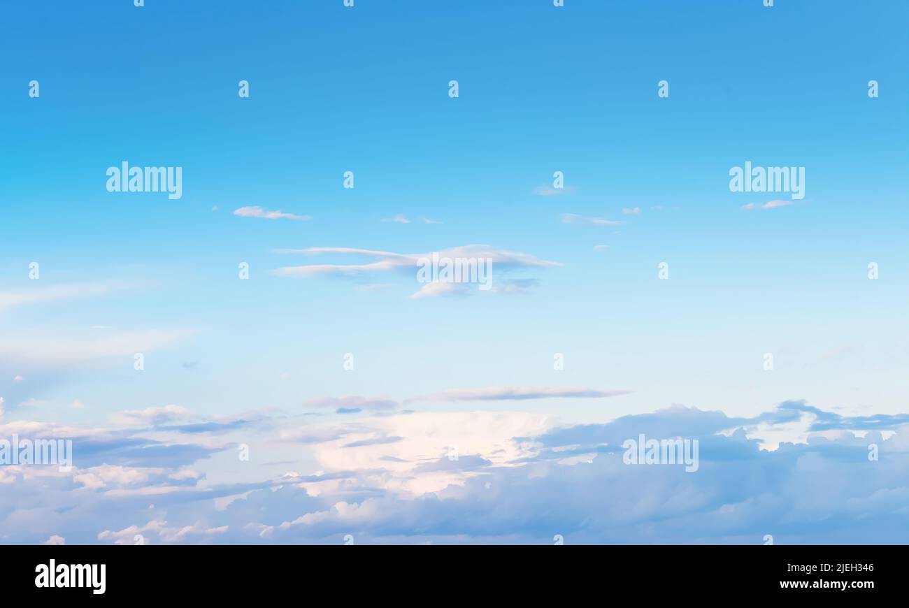 cielo azul con nubes en el horizonte, fondo de reemplazo del cielo Foto de stock