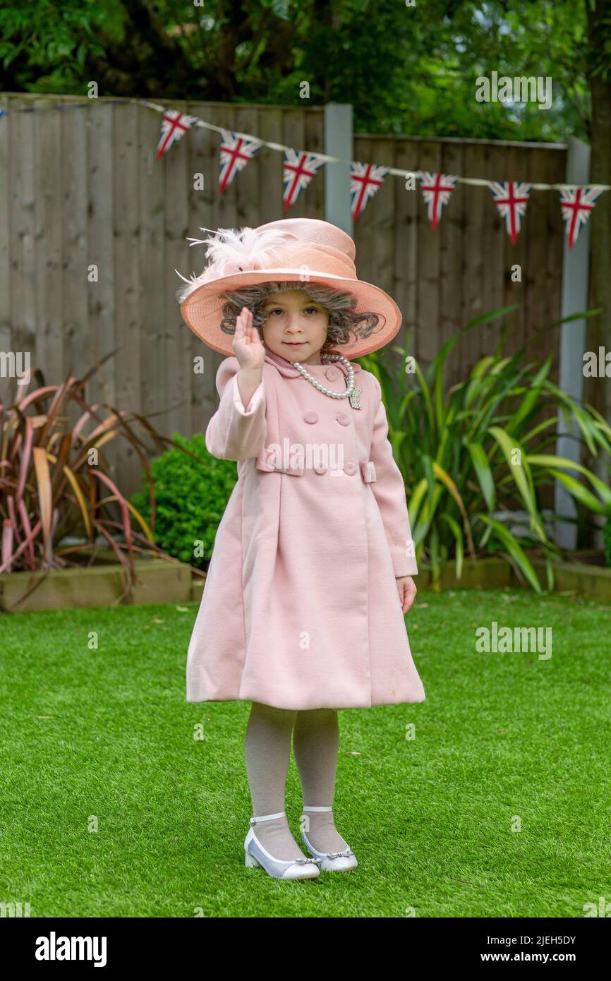 Isla Bates vestiéndose como una mini-reina , Reino Unido. Foto de stock