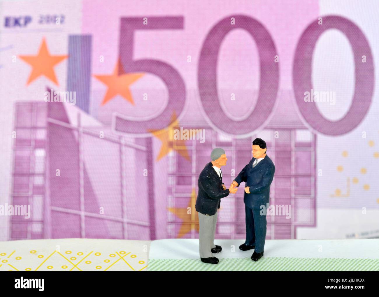 Rentner Figürchen, EURO, Geldscheine, Symbolbild Altersvorsorge, Rente Foto de stock