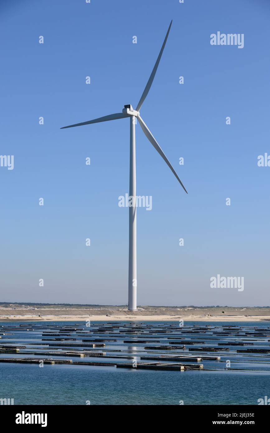 Moderne weiße Windkraftanlagen oder Windmühlen, erneuerbare Energie Foto de stock
