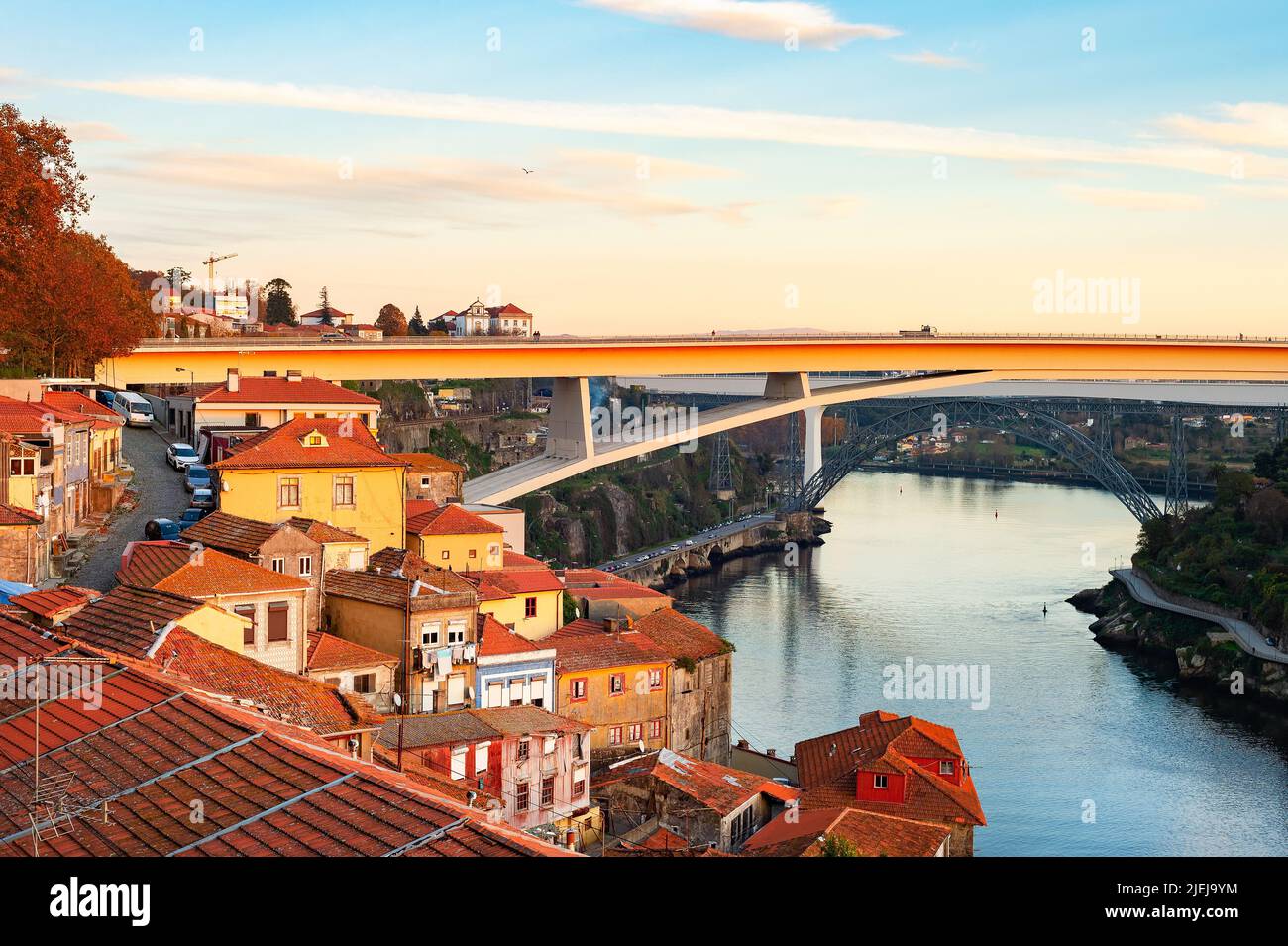 Paisaje escénico del casco antiguo a la luz del atardecer con vistas al Ponte Infante Dom Henrique, Oporto, Portugal Foto de stock