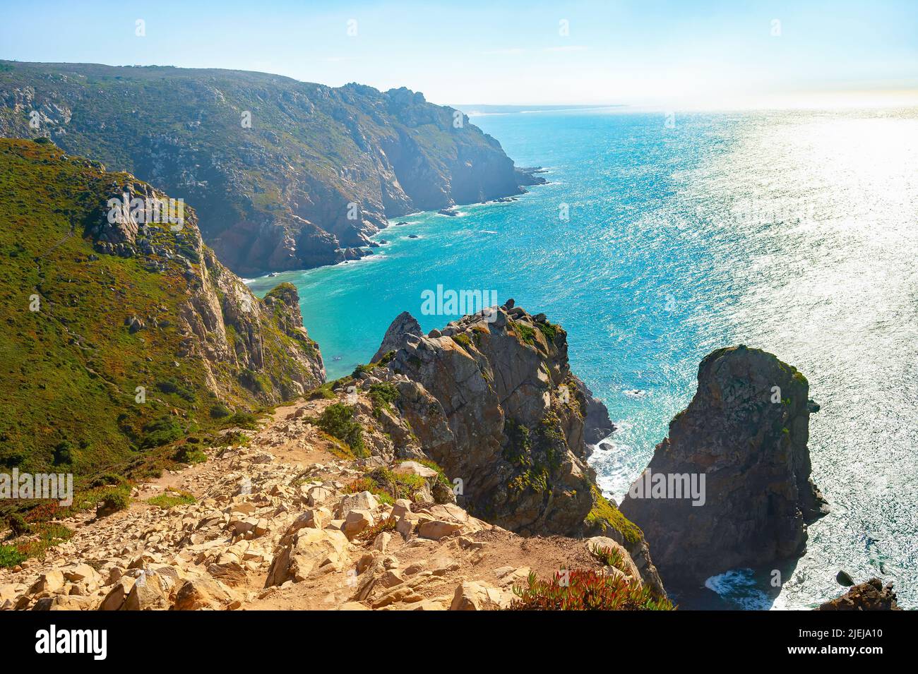 Cabo da Roca Paisaje soleado, brillante océano Atlántico, Portugal Foto de stock