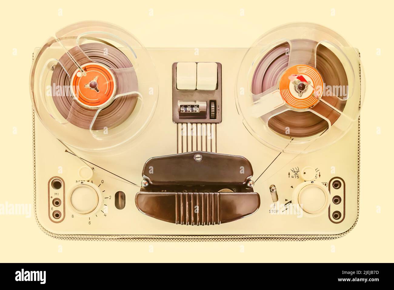 Imagen sepia de estilo retro de una grabadora de cinta clásica de los años 60 Foto de stock