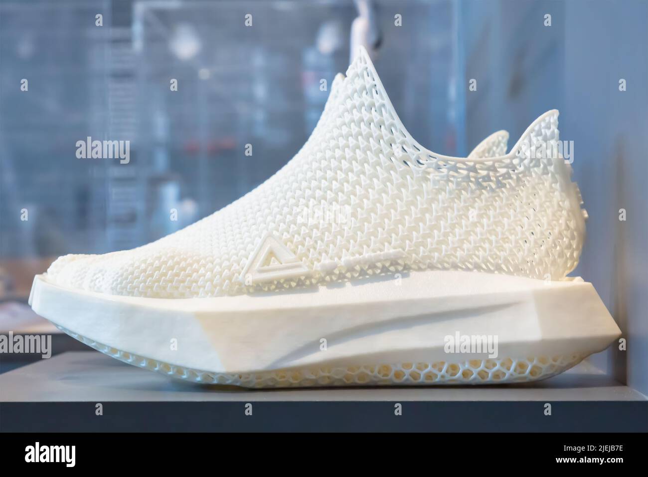 Essen, Alemania - 21 de junio de 2022: Vista lateral de un zapato de running Peak 3D Sphere, totalmente impreso en 3D y 100% reciclable en Essen, Alemania Foto de stock