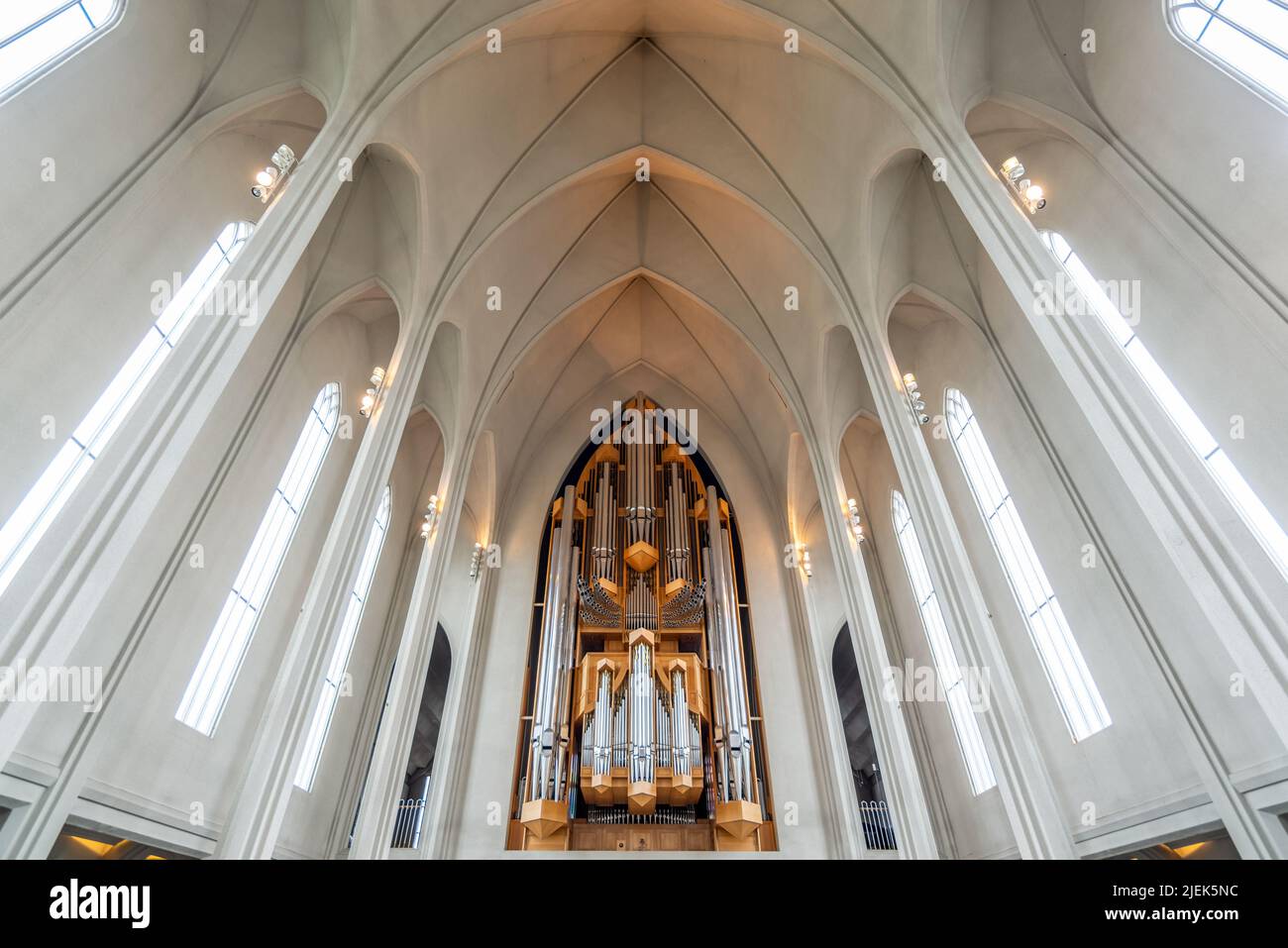 Tubos de órgano dentro de la moderna iglesia luterana de Hallgrim (Hallgrimskirkja) en Reykjavik, Islandia Foto de stock
