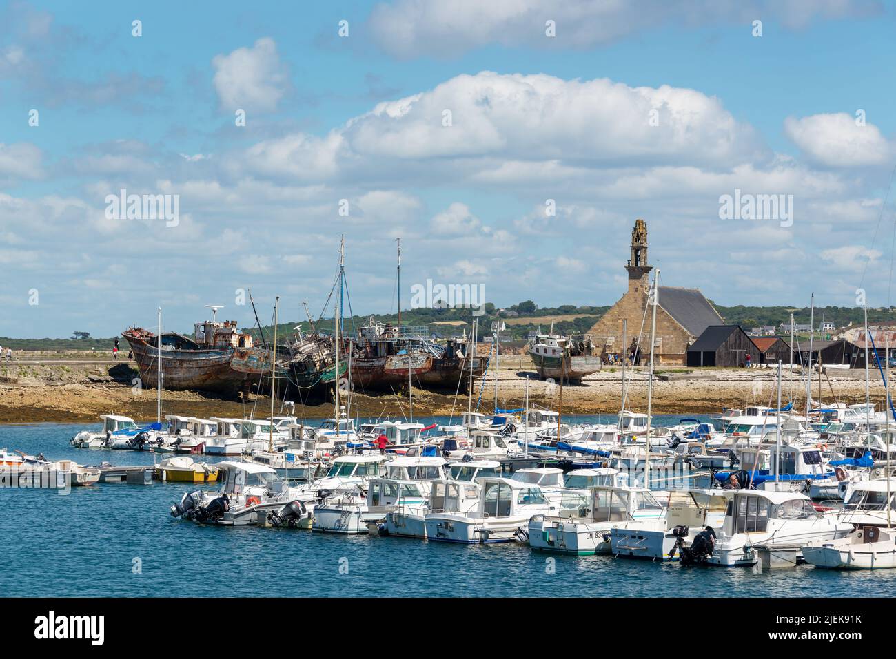 El puerto de Camaret y el cementerio de barcos en la península de Crozon, Finisterre, Bretaña Francia Foto de stock