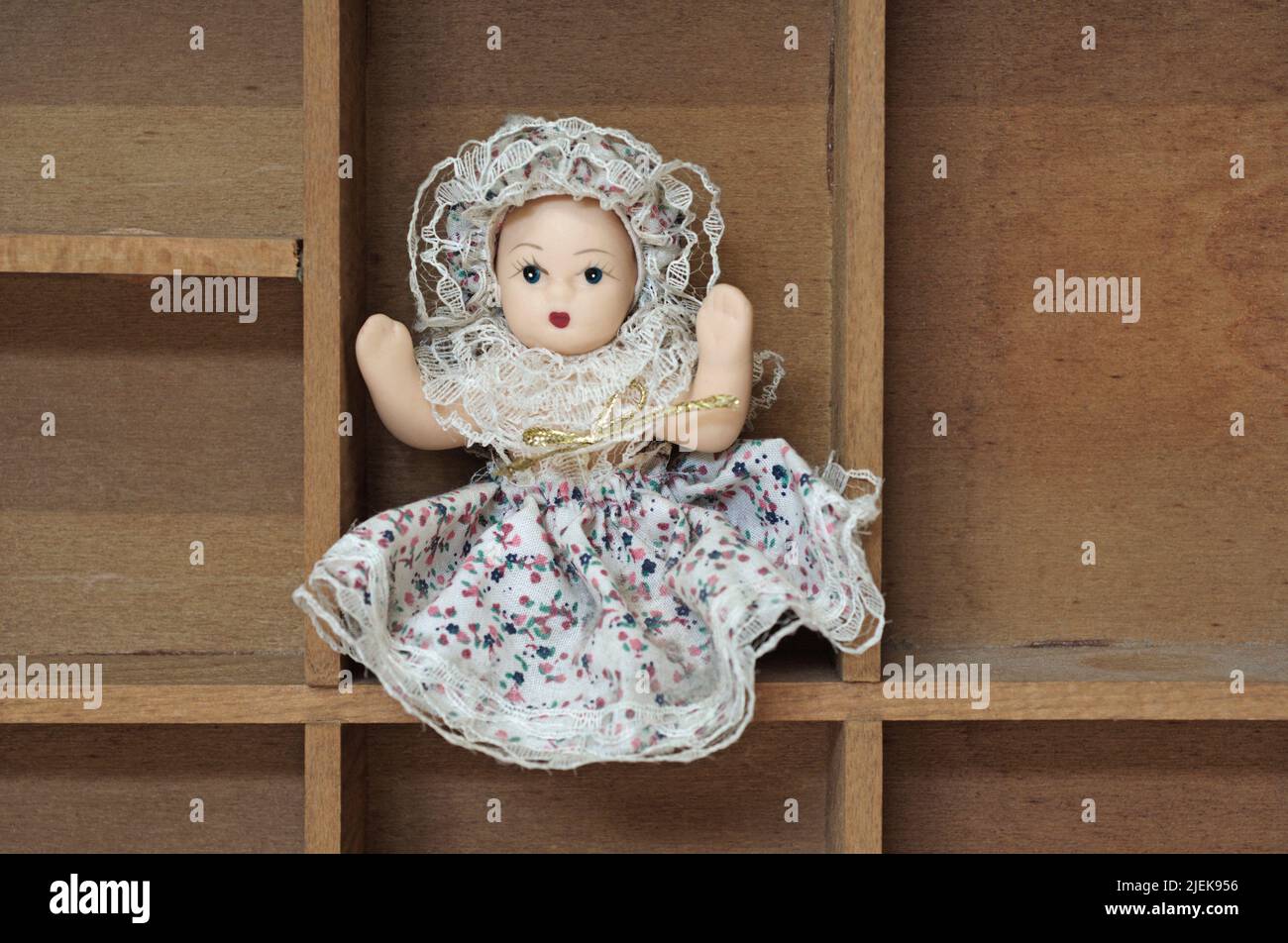 muñeca en estante Foto de stock