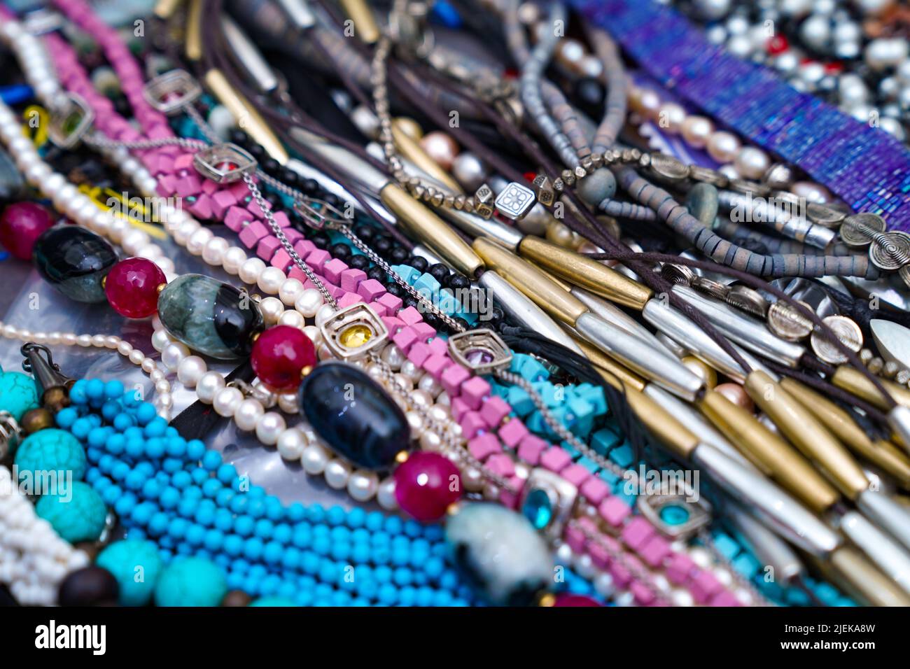 Objetos decorativos para hacer pulseras y collares Fotografía de stock -  Alamy