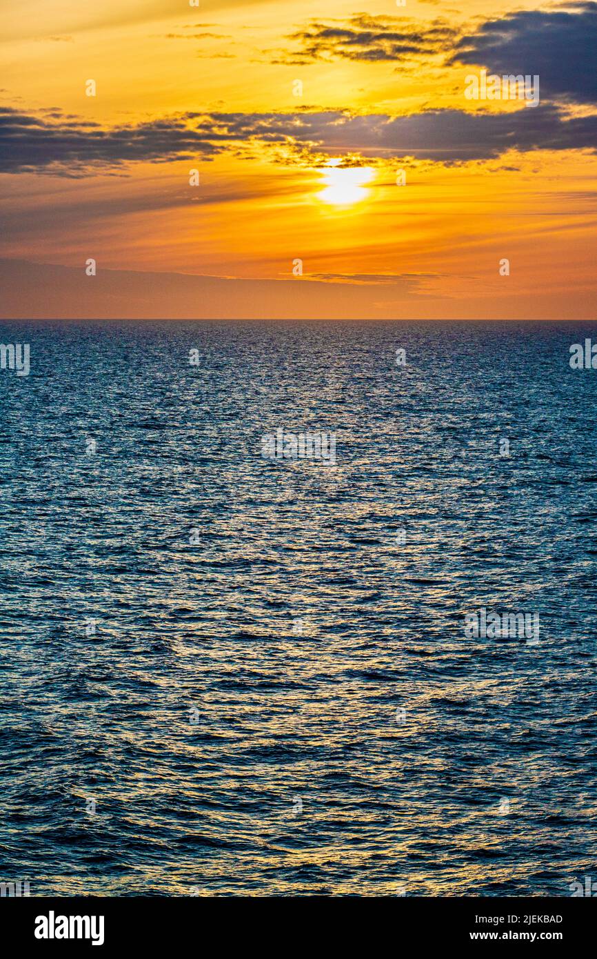 Una puesta de sol de verano en el mar Báltico frente a la costa de Suecia Foto de stock