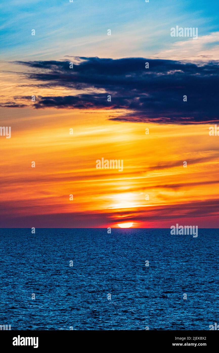Una puesta de sol de verano en el mar Báltico frente a la costa de Suecia Foto de stock