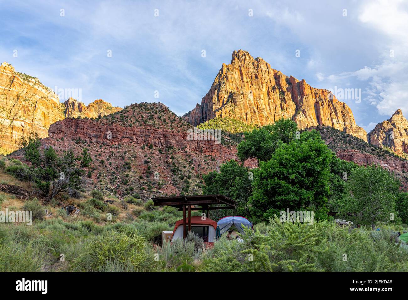 Parque Nacional de Zion en Utah, al atardecer con una tienda en el campamento Watchman Campground con cubierta de pérgola y hermosa luz solar en cany Foto de stock