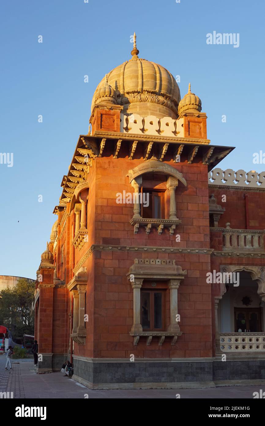 Torre lateral del Mahatma Gandhi Hall. Ghanta Ghar, Indore, Madhya Pradesh. También conocido como King Edward Hall. Arquitectura India. Foto de stock