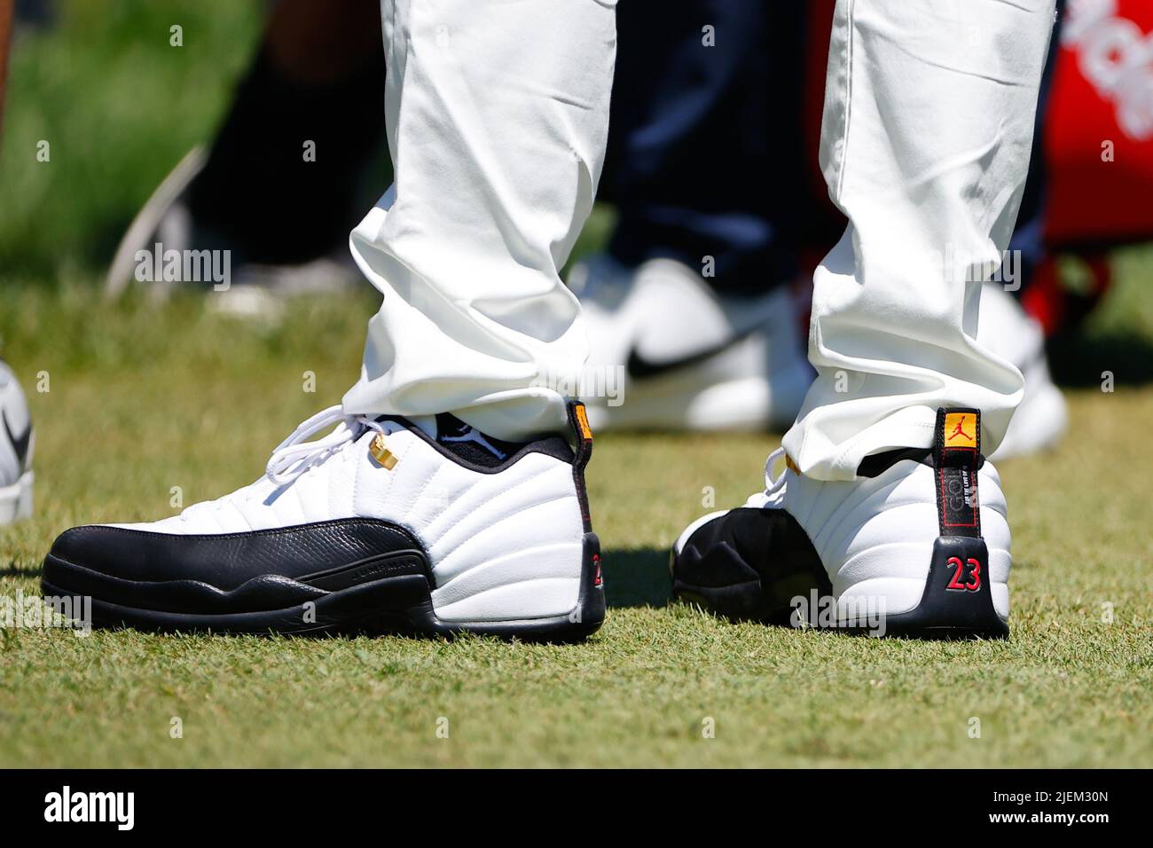 CROMWELL, CT - 25 DE JUNIO: Zapatos de golf Harold Varner III Jordan en el  hoyo 1st durante la 3rd ronda del Campeonato de Viajeros el 25 de junio de  2022 en