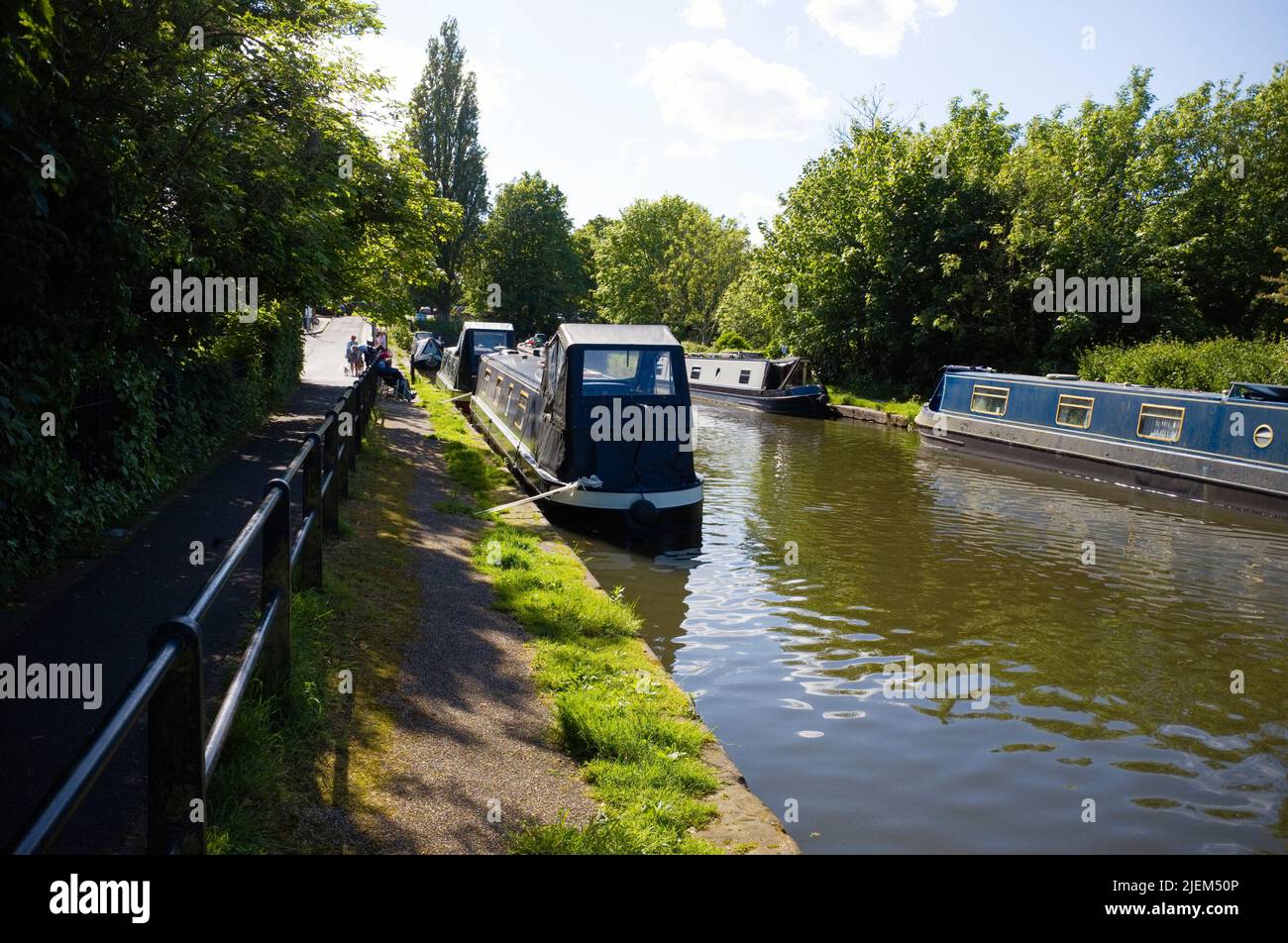 Camino de sirga y amarres en el Canal Bridgewater en Lymm en Cheshire Foto de stock