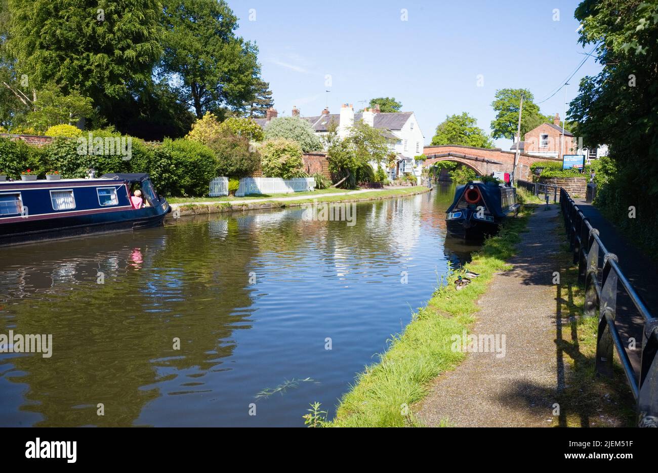 Camino de sirga y amarres en el Canal Bridgewater en Lymm en Cheshire Foto de stock