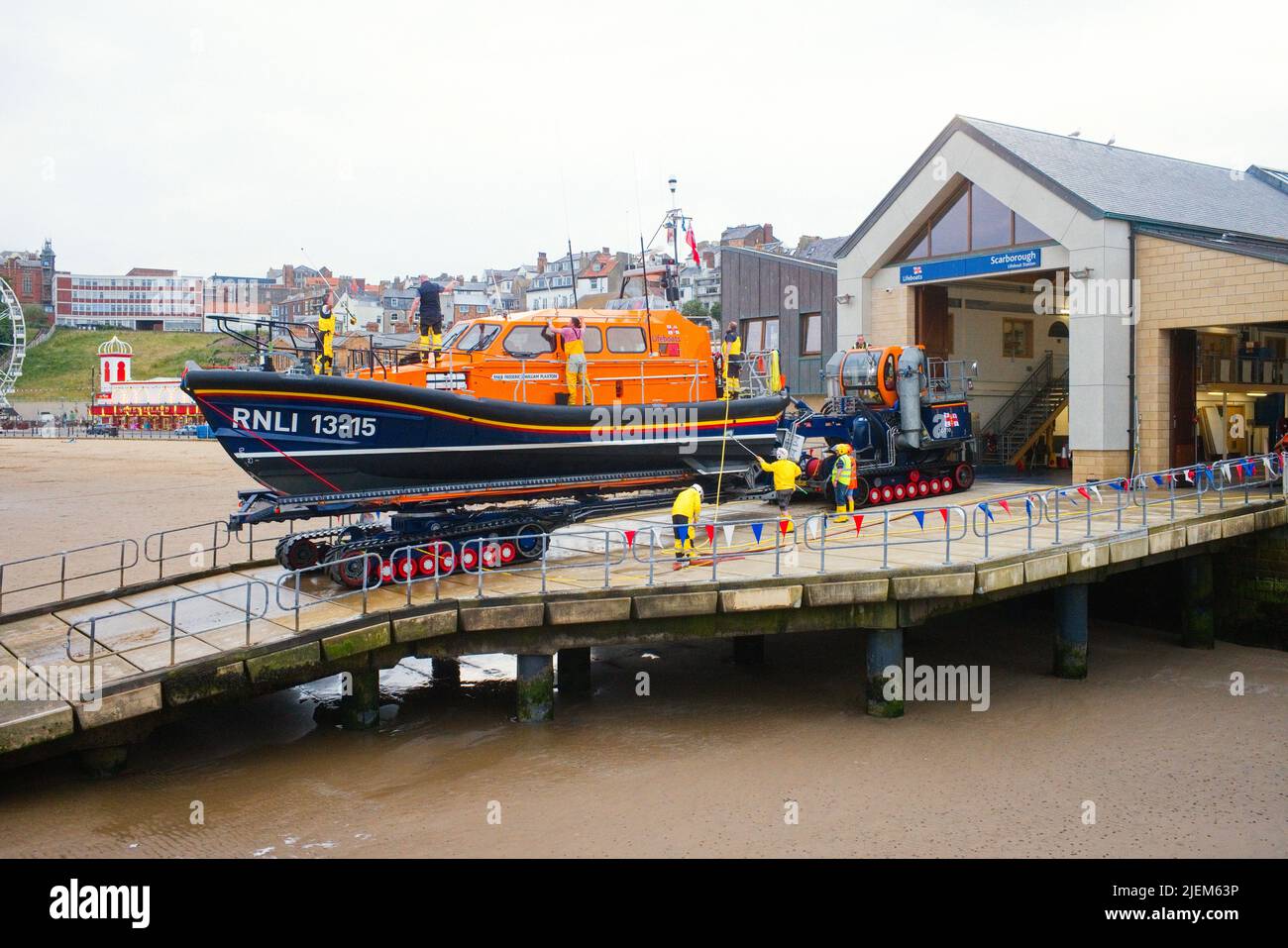 RNLI bote salvavidas en Scarborough siendo lavado después de un martes por la tarde lanzamiento y recuperación de la práctica Foto de stock