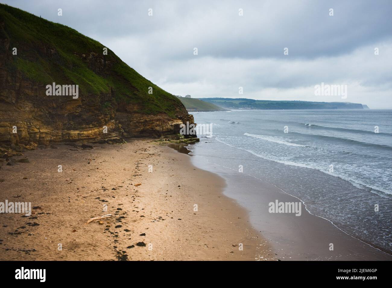 La playa de Whitby en un día tormentoso Foto de stock