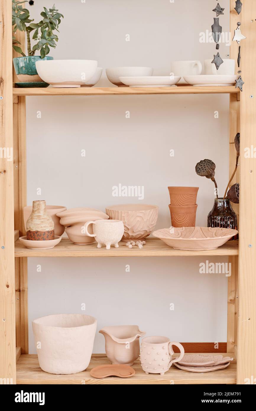 Fondo culinario, platos de cerámica vacíos, cucharas y cuencos de madera o  bambú. Estilo rústico. Decoración de la cocina del hogar Fotografía de  stock - Alamy