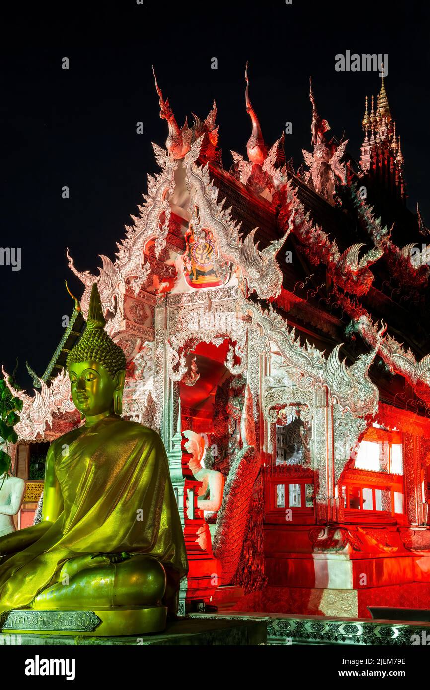 Estatua de Buda y el Wat Sri suplan (Templo de plata), Chiang Mai, Tailandia Foto de stock